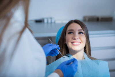 implantes dentales en pacientes jóvenes